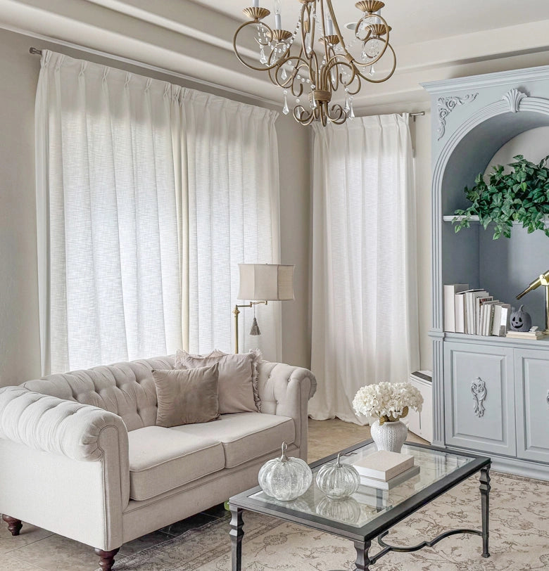 Linen curtains in breathable, natural fabrics, perfect for a relaxed and airy ambiance.