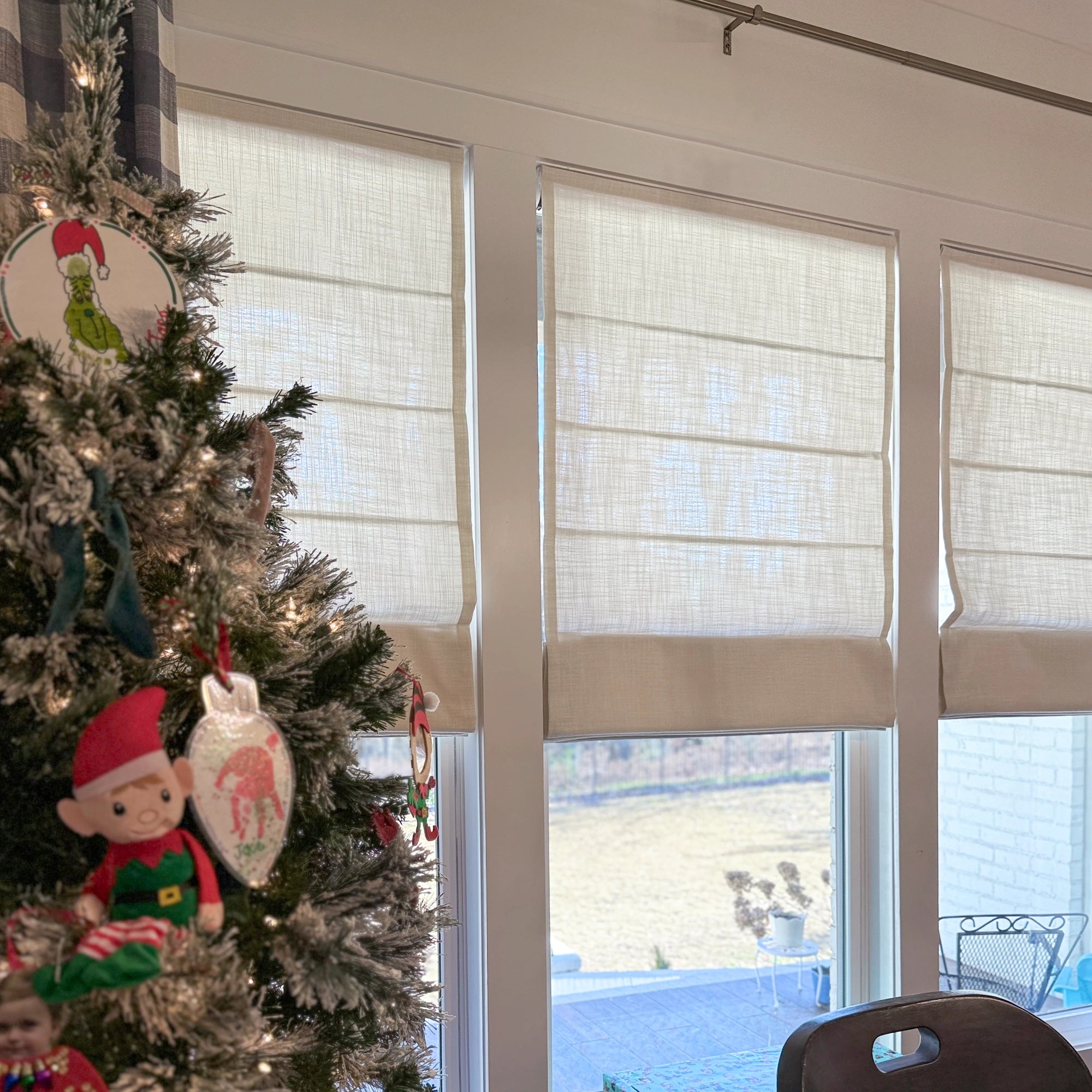 Fiora Cotton Motorized Roman Shades MBH9520-2-1 scene 1 with natural cotton fabric, precise motor control and smart home connectivity for bright modern living areas
