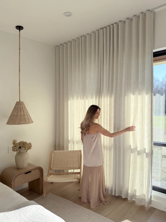 Linen curtains in breathable, natural fabrics, perfect for a relaxed and airy ambiance.